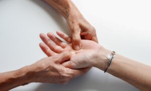 頭皮マッサージは20代の薄毛にどれほど効果があるの？